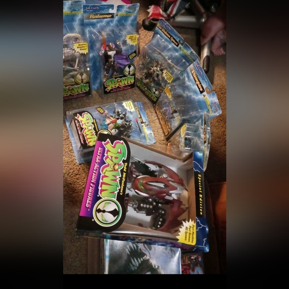 Spawn collection. 15 actionfigures (unopened) rare spawn comics too.